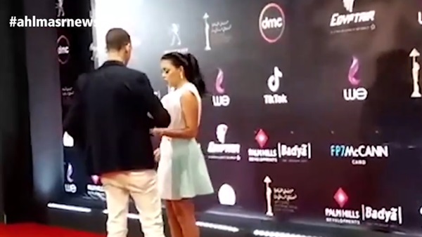 رانيا يوسف تستغيث من البرد أثناء حضورها مهرجان القاهرة السينمائي (فيديو)