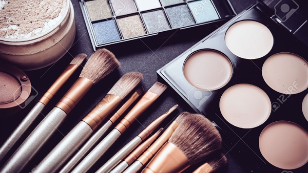 5 أدوات مكياج تزيد من حب الشباب