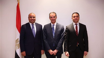 وزير الاتصالات يشهد