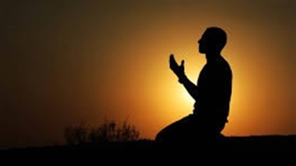 حكم الصلاة على السرير