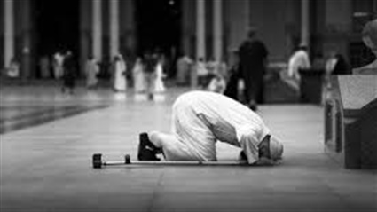 حكم الصلاة على السرير..