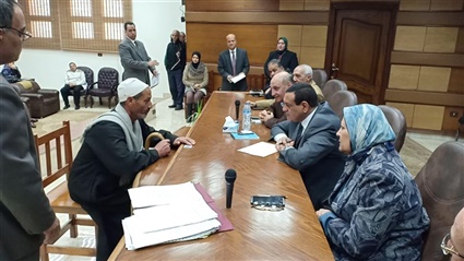 محافظ البحيرة يلتقى