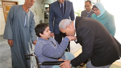 محافظ المنوفية يسلم