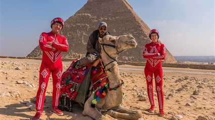 لاعبان يقفزان من