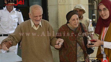 بالعكاز وعشرة سنين..