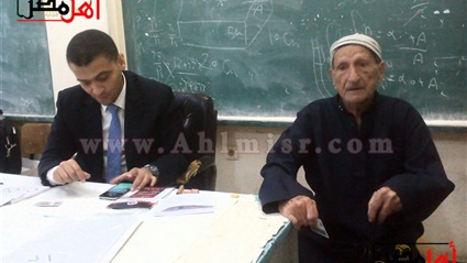 مرسي يدلي بصوته في