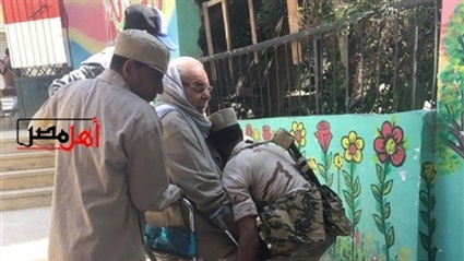 قعيد يدلي بصوته في