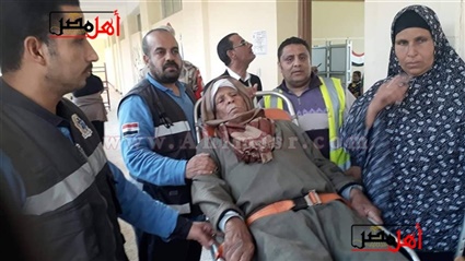 سيارة إسعاف تنقل