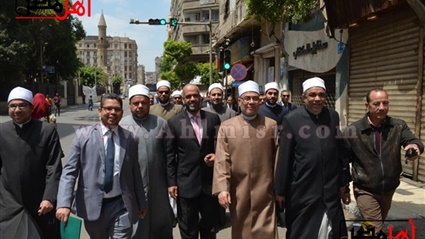 حشود الأوقاف تزين