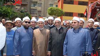 حشود الأوقاف تزين