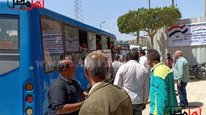 احتشاد عمال المصانع