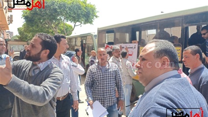احتشاد عمال المصانع