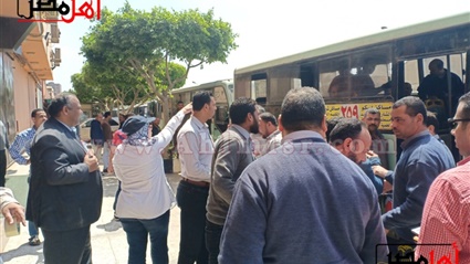 احتشاد عمال المصانع