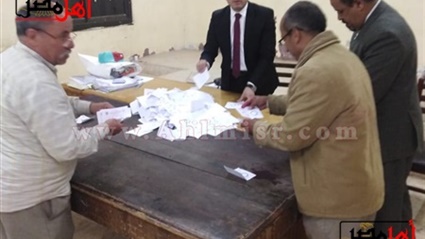 بدء فرز صناديق الاستفتاء