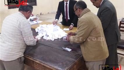 بدء فرز صناديق الاستفتاء