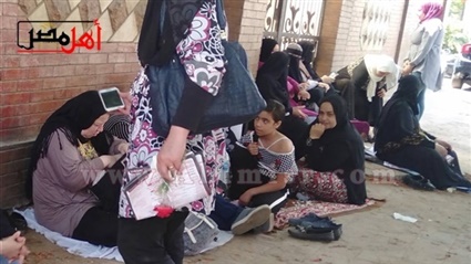 أم تتنظر ابنتها بوردة