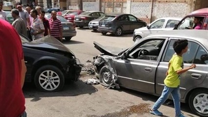 تحطم سيارتين وسقوط