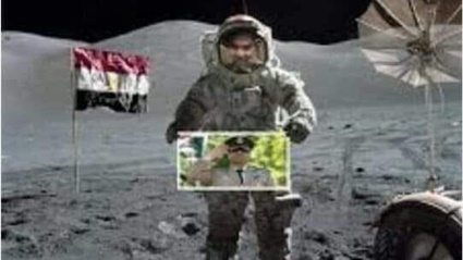 شاب مصرى يرفع صورة