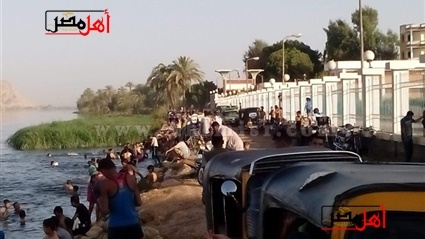 الأطفال يسبحون في