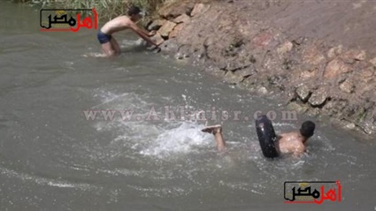 الأطفال يسبحون في