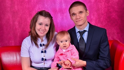 أب يحتضن طفليه ويلقي