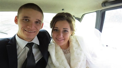 أب يحتضن طفليه ويلقي