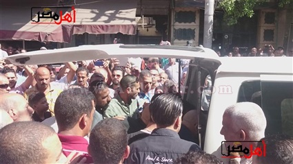 وسط زحام كبير.. جثمان