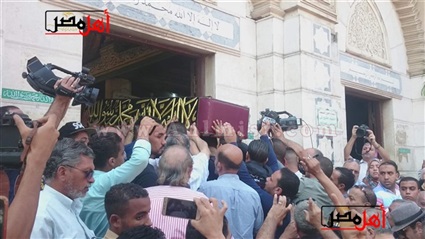 وسط زحام كبير.. جثمان