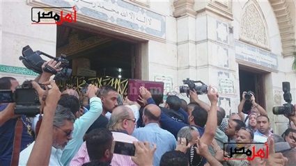 وسط زحام كبير.. جثمان