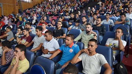 آلاف الطلاب يشاهدون