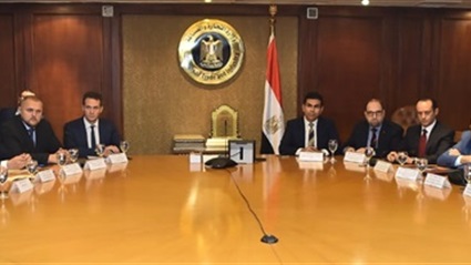 وزير الصناعة يبحث