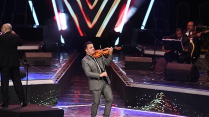 الحلو يحول المسرح