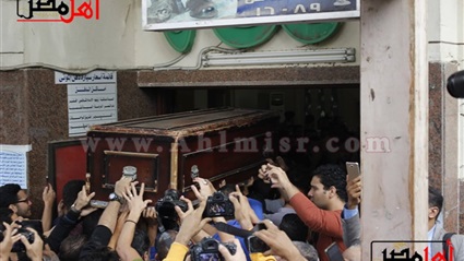 وسط بكاء وحزن.. وصول