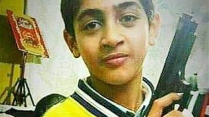 كتف زميله أحن عليه..